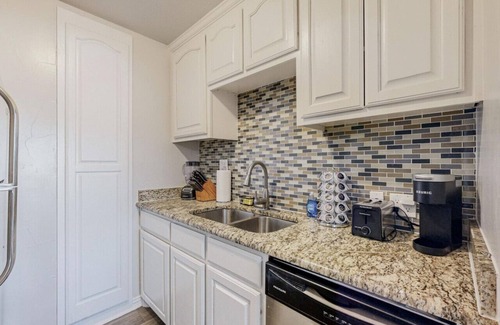 Arlington Apartment | Boho Hangout - Walk to AT&T | GlobeLife | TX Live!