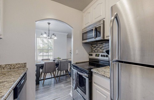 Arlington Apartment | Boho Hangout - Walk to AT&T | GlobeLife | TX Live!