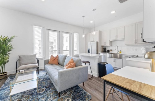 Highland Apartment | Boho Soco 1BR Queen Suite w Gympickleballlaundry