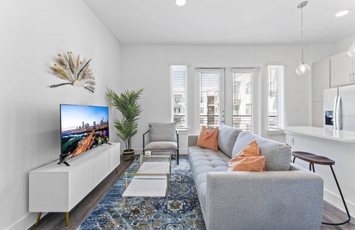 Highland Apartment | Boho Soco 1BR Queen Suite w Gympickleballlaundry
