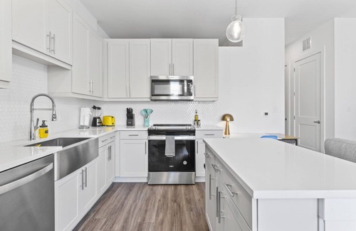 Highland Apartment | Boho Soco 1BR Queen Suite w Gympickleballlaundry