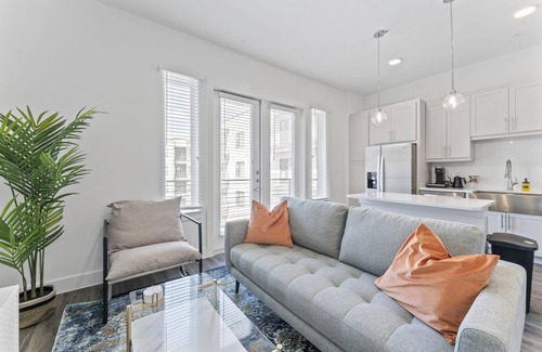 Highland Apartment | Boho Soco 1BR Queen Suite w Gympickleballlaundry