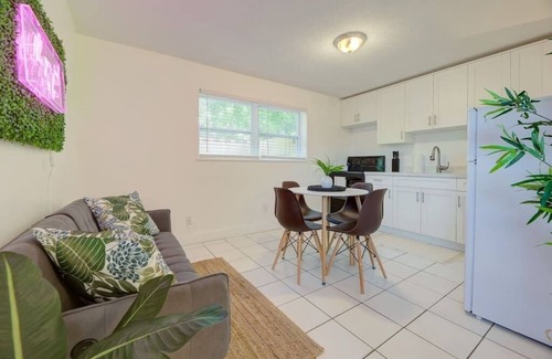Riverside Park Apartment | Boho Studio 6 Near | BEACH | Airport | Cruiseport