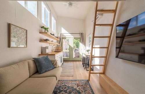 Blackshear-Prospect Hill House | BoHo Tiny Home - Walkable to East Austin’s Best!