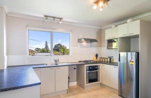 Paraparaumu House | Bold Beauty - Paraparaumu Upstairs Holiday Unit