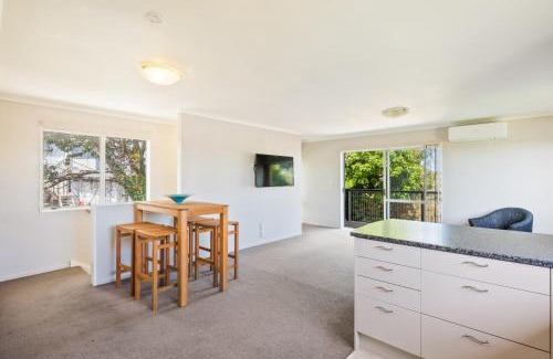 Paraparaumu House | Bold Beauty - Paraparaumu Upstairs Holiday Unit