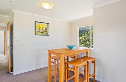 Paraparaumu House | Bold Beauty - Paraparaumu Upstairs Holiday Unit
