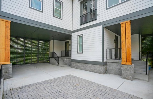 Nashville House | BOLD BRIGHT Boutique Stay 3bd-Parkin 12 min to DT