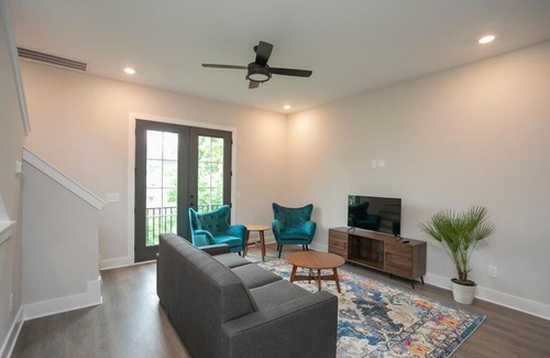 Nashville House | BOLD BRIGHT Boutique Stay 3bd-Parkin 12 min to DT
