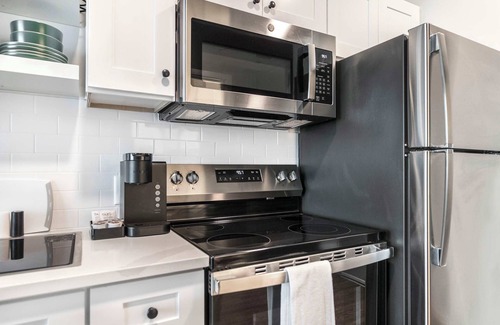 Macon Apartment | Bold Stay Steps from Capricorn Recording Studios