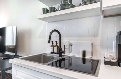 Macon Apartment | Bold Stay Steps from Capricorn Recording Studios