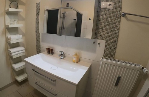 Bad Pyrmont Apartment | Bonsai Apartment I - Apartment I, shower, toilet (bookable)
