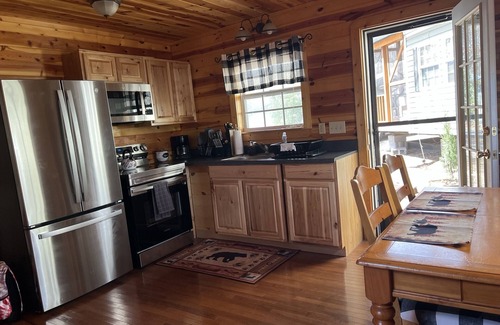 Cleveland Cabin | Boo Boo's Cabin - Charming Lake Front Cabin located 5 miles to Helen, GA!