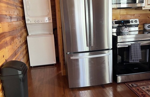 Cleveland Cabin | Boo Boo's Cabin - Charming Lake Front Cabin located 5 miles to Helen, GA!