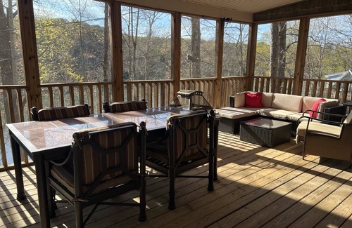 Cleveland Cabin | Boo Boo's Cabin - Charming Lake Front Cabin located 5 miles to Helen, GA!
