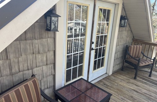 Cleveland Cabin | Boo Boo's Cabin - Charming Lake Front Cabin located 5 miles to Helen, GA!