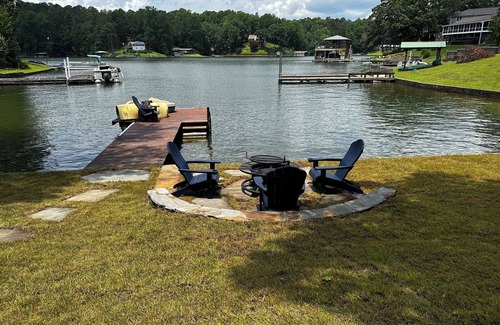 Jacksons' Gap House | Book AU football games in fall! Outdoor firepit. Quiet cove.