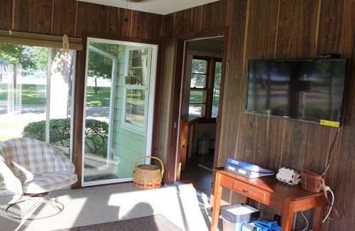Guttenberg House | Book now for a peaceful river view vacation! Walking distance to downtown.