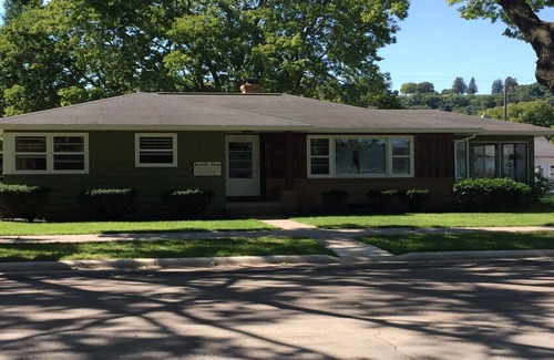 Guttenberg House | Book now for a peaceful river view vacation! Walking distance to downtown.