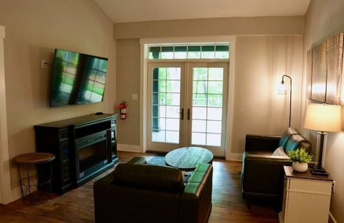 Willoughby Hills Apartment | Book The Entire Carriage House Inn for your party of up to 40 people!