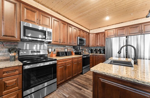 Kimberling City Cabin | Book Your Dream Vacation at Lazy River Retreat!