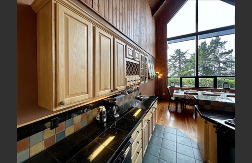 Newport House | BookStayHop - Oceanview-Near Agate Beach with hot tub