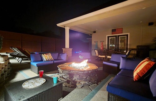 Medford House | BookStayHop - Red Hawk Hideaway ~ Saltwater Pool~ Sleeps 6~ Home Gym~ 6 Minutes