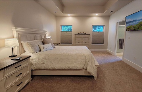 Medford House | BookStayHop - Red Hawk Hideaway ~ Saltwater Pool~ Sleeps 6~ Home Gym~ 6 Minutes