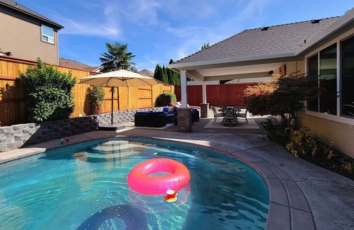 Medford House | BookStayHop - Red Hawk Hideaway ~ Saltwater Pool~ Sleeps 6~ Home Gym~ 6 Minutes