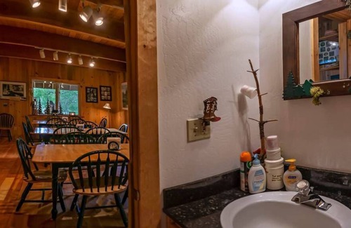 Fort Klamath House | BookStayHop - Sun Mountain House. Mountain Views, Outdoor Space, Dog friendly!