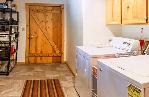 Fort Klamath House | BookStayHop - Sun Mountain House. Mountain Views, Outdoor Space, Dog friendly!