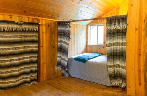 Fort Klamath House | BookStayHop - Sun Mountain House. Mountain Views, Outdoor Space, Dog friendly!