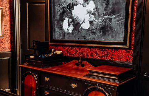 Tomahawk Hotel | Bootleggers Lodge - Adeline