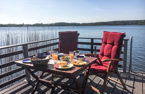 Lindow House | Bootshaus auf dem See by Interhome