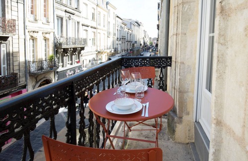 Hotel de Ville - Quinconces Apartment | Bordeaux historic center with Balcony