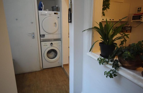 Santo Antonio House | Bordeaux M1 R3 - Nice & Comfortable Double Room with Private Patio & Shared Bathroom