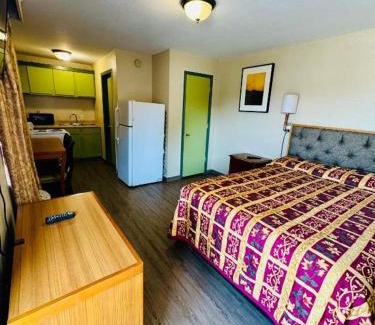 Hitchcock Hotel | Bostonian Inn & Suites