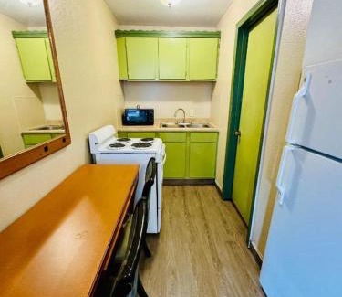 Hitchcock Hotel | Bostonian Inn & Suites