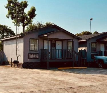 Hitchcock Hotel | Bostonian Inn & Suites