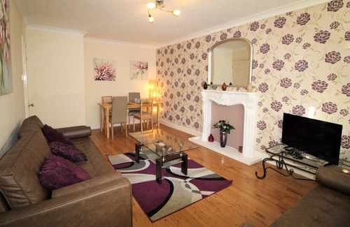Doncaster Apartment | Boswell - Large Balcony Apartment & Parking - Close to Town & Racecourse