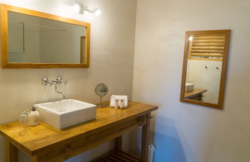 Saint-Maime-de-Pereyrol Bed & Breakfast | Bougainvillea room in Dordogne, with swimming pool and independent access.