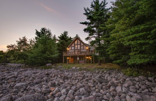 Lake Harmony Estates Ski Chalet | Boulder Field Lodge | HOT TUB, Deck, Arcade + Fireplaces!