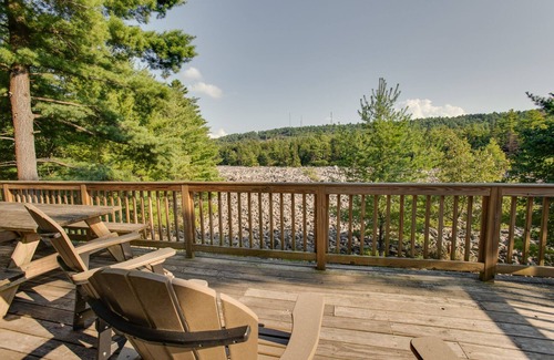 Lake Harmony Estates Ski Chalet | Boulder Field Lodge | HOT TUB, Deck, Arcade + Fireplaces!