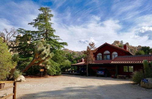 Yucca Valley House | Boulder Grove Ranch Acres of Boulders & Hot Tub