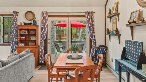 Lake Harmony House | Boulder Pointe by AvantStay Deck Forest Views Boulder Lake Club Passes