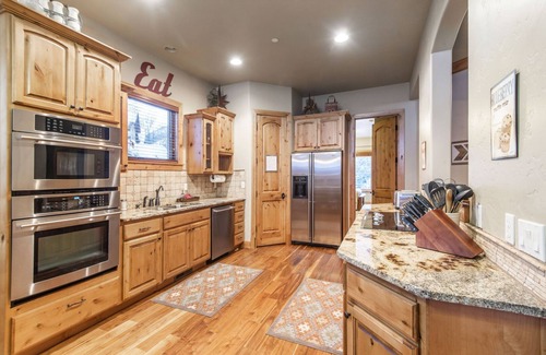 Sundance Cabin | BOULDER RIDGE - 7 BD, HUGE THEATER, POOL TABLE, HOT TUB, SAUNA