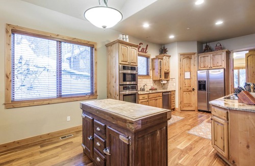 Sundance Cabin | BOULDER RIDGE - 7 BD, HUGE THEATER, POOL TABLE, HOT TUB, SAUNA