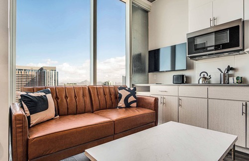 Downtown Phoenix Apartment | Boulevard Stays Highrise STU Sky Pool, Parking, Gym 26