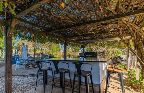 Auburn House | Boutique 1950's spacious house near nature trails, cafe's - 5 min to downtown