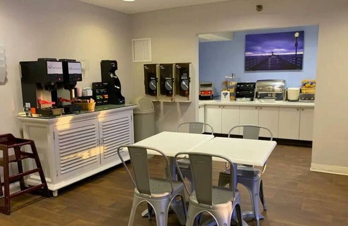 Old Towne Apartment | Boutique Hotel 2 Queen Room Minutes From The Beach!